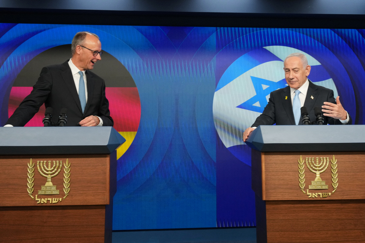 ▲베냐민 네타냐후(오른쪽) 이스라엘 총리가 7일(현지시간) 프리드리히 메르츠 독일 총리와 공동 기자회견을 하고 있다. 예루살렘(이스라엘)/로이터연합뉴스