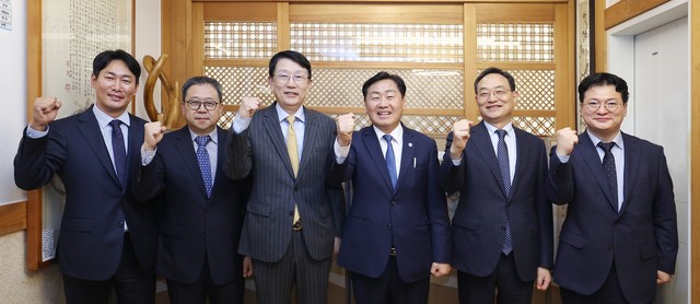 ▲김관영 전북특별자치도지사와 삼성 관계자들이 청년지원 협력 방안을 논의한 뒤 기념촬영을 하고 있다. (사진제공=전북도)