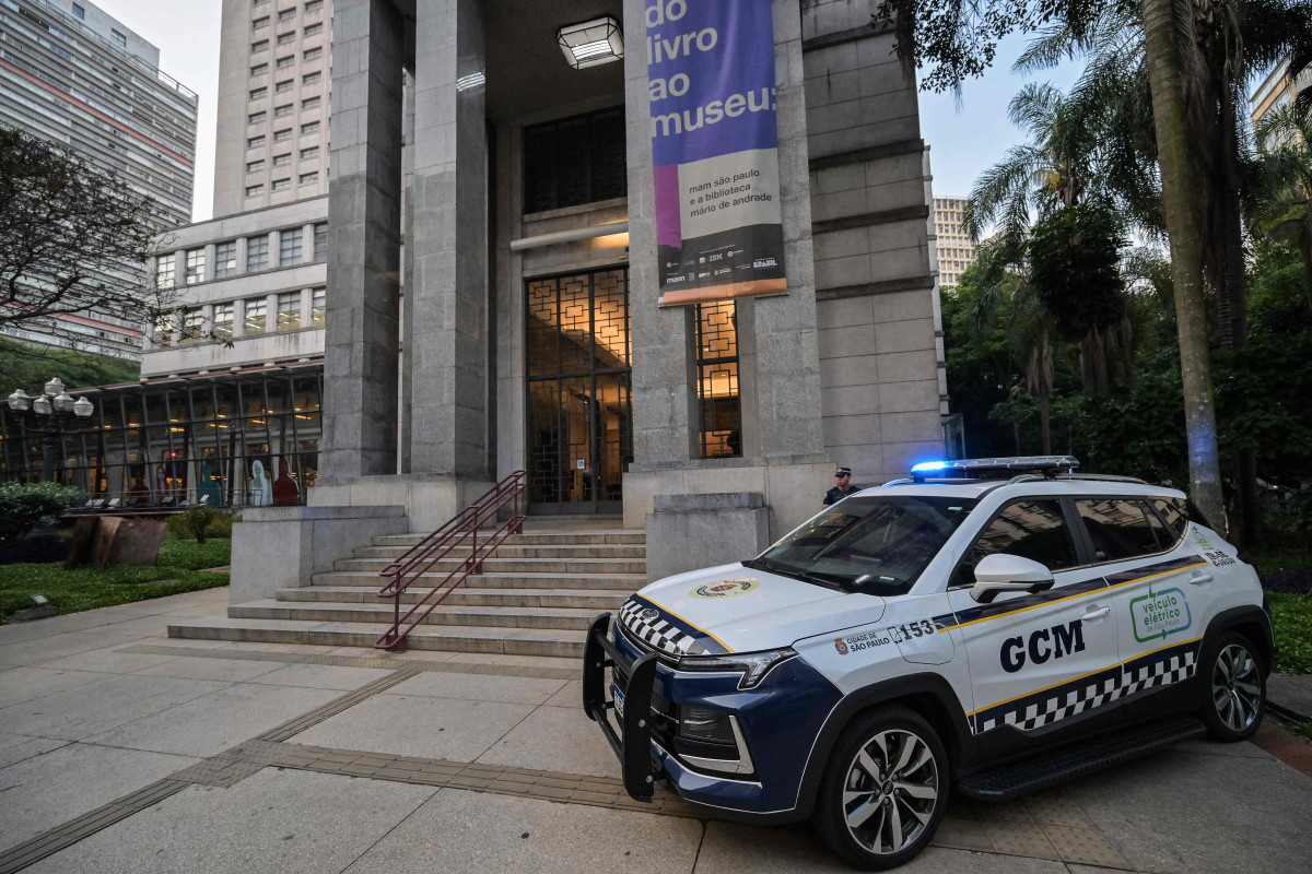 ▲7일(현지시간) 상파울루에 있는 마리오 데 안드라데 도서관 앞에 서 있는 순찰차의 모습. (상파울루/AFP연합뉴스)