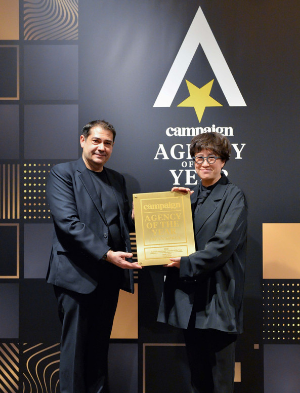 ▲Campaign Asia ‘2025 올해의 에이전시’ 시상식에서 한일 통합 ‘올해의 크리에이티브 리더’를 수상하는 김정아 이노션 대표이사(오른쪽)와 심사위원인 Genesis Healthcare 회장 Michel Mommejat. (사진=이노션)