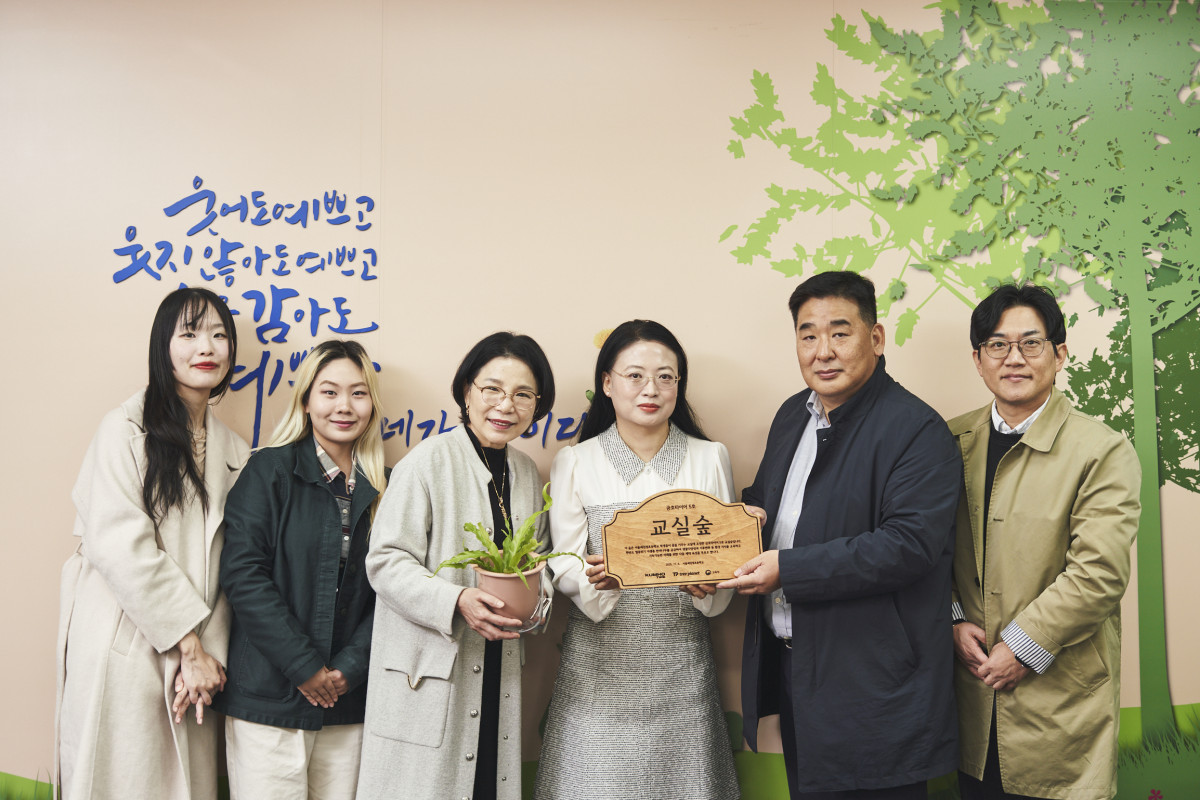 ▲금호타이어가 다섯 번째 교실숲 조성을 실시했다. 강진구(왼쪽 다섯 번째) 금호타이어 경영지원팀장, 이귀염(왼쪽 네 번째) 서울세검정초등학교 교장이 교실숲 조성을 기념해 사진촬영을 하고 있다. (사진=금호타이어)