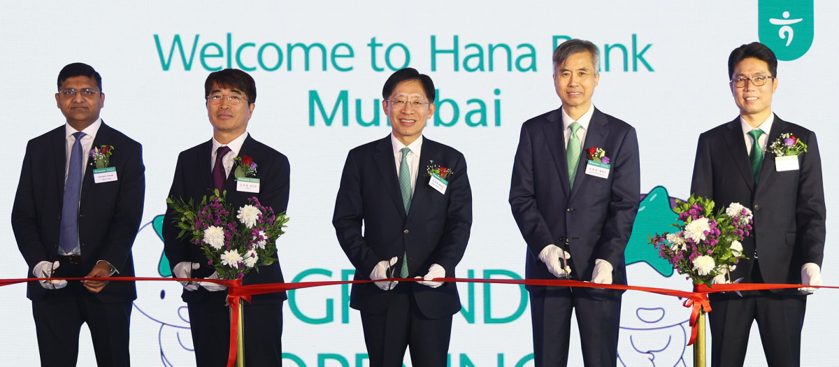 ▲5일 '뭄바이 지점' 개점식에 참석한 강성묵 하나금융그룹 부회장(사진 왼쪽에서 세번째)이 내외빈과 함께 테이프 커팅식을 진행하고 있다. (사진 왼쪽부터) Sandesh Shinde 아다니그룹 재무총괄, 김정철 포스코 법인장, 강성묵 하나금융그룹 부회장, 유동완 주뭄바이총영사관 총영사, 이도연 뭄바이 지점장 순 (사진제공=하나금융)