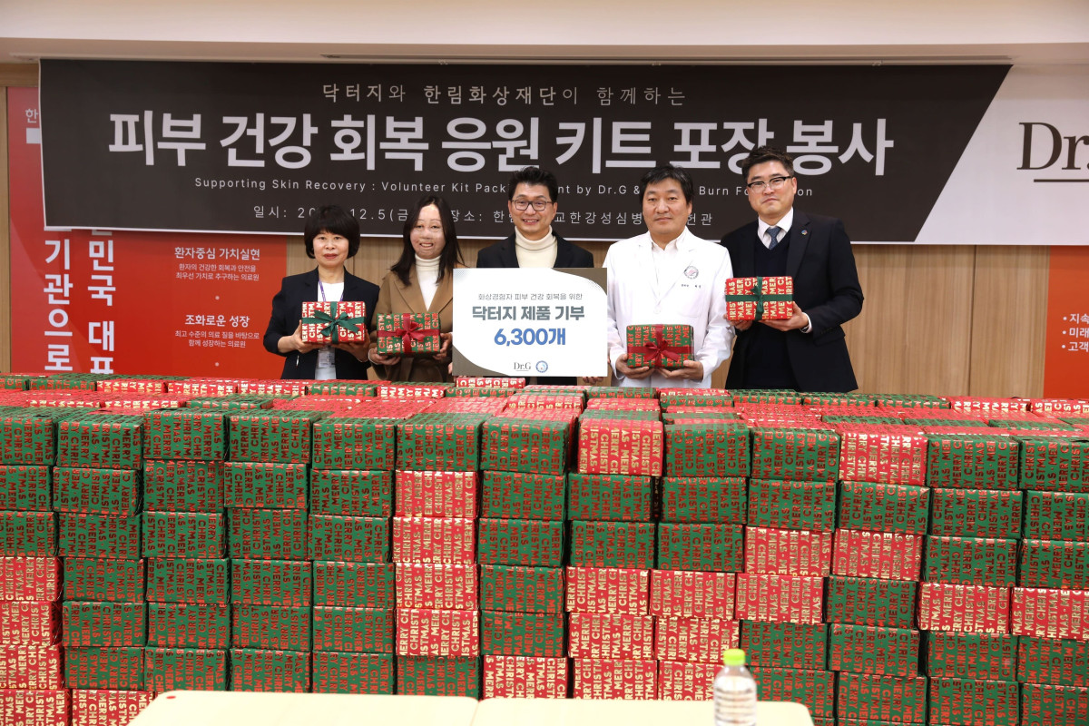 ▲(왼쪽부터) 이미화 한림대한강성심병원 간호부장, 최려나 청년화상경험자 모임 위드어스 공동대표, 이주호 닥터지 대표이사, 허준 한림화상재단 이사장, 최종길 한림화상재단 사무국장 (한림대의료원)