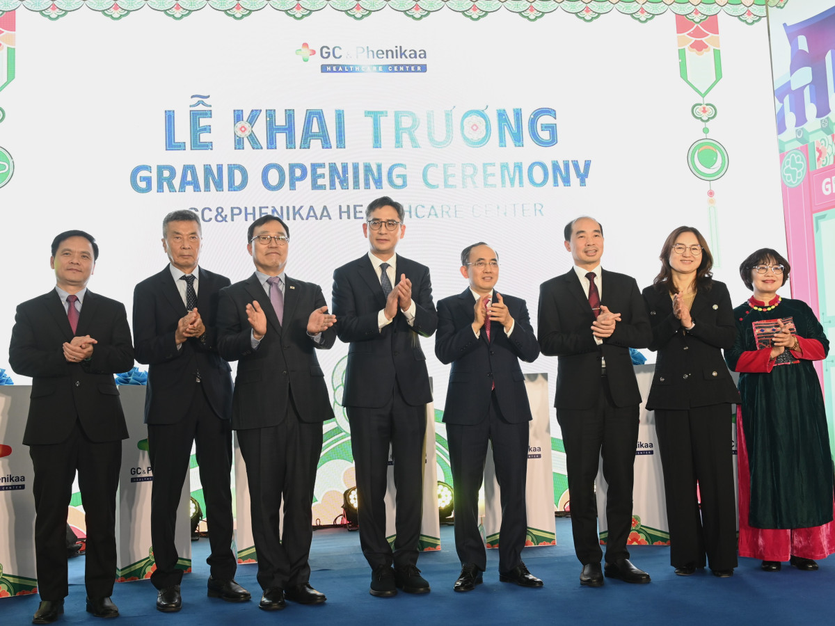 ▲최영삼 주 베트남 대한민국 대사(왼쪽 세 번째부터), 허용준 GC(녹십자홀딩스) 대표이사, 호 쑤언 낭(Ho Xuan Nang)  페니카 그룹 회장, 응웬 딩 흥(Nguyen Dinh Hung) 하노이 보건청 부청장이 5일 ‘GC&페니카 헬스케어 센터’ 개소식에서 기념촬영을 하고있다. (사진제공=GC)