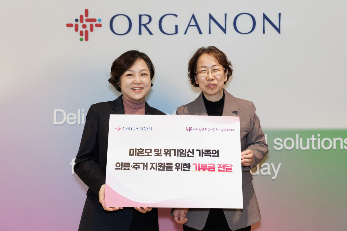 ▲한국오가논이 공적 지원 사각지대의 위기임신 가족을 돕기 위해 사단법인 한국미혼모지원네트워크에 기부금을 전달했다. 김소은 한국오가논 대표(왼쪽)와 오영나 한국미혼모지원네트워크 대표. (한국오가논)