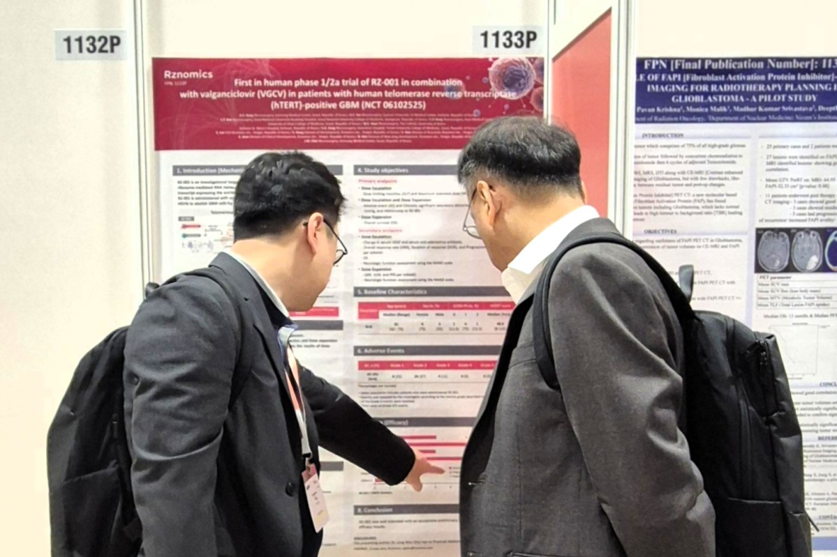 ▲알지노믹스 이성욱 대표이사(왼쪽)와 홍성우 부사장이 싱가포르에서 열린 ESMO ASIA 2025에서 포스터 발표하고 있다. (사진제공=알지노믹스)