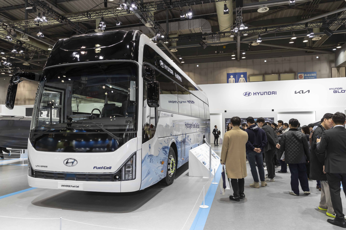 ▲관람객들이 유니버스 수소전기버스를 둘러보고 있는 모습 (사진=현대차그룹)