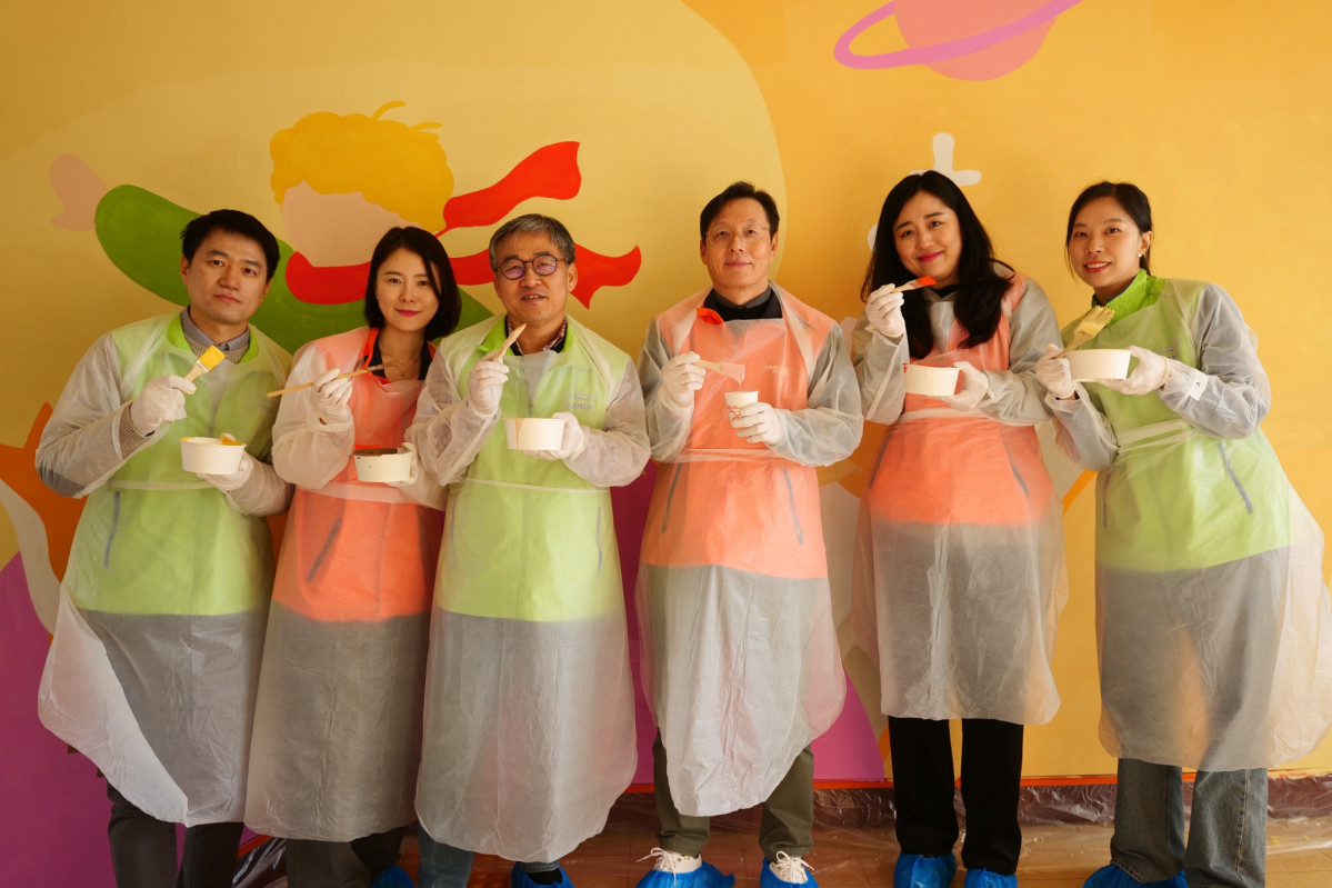 ▲미래에셋증권과 과학기술인공제회가 지난 5일 서울 용산구 원효초등학교에서 합동 벽화 그리기 봉사활동을 진행한 가운데, 허선호 미래에셋증권 대표이사(오른쪽에서 세 번째)와 황판식 과학기술인공제회 이사장(왼쪽에서 세 번째) 등 참석자들이 기념사진을 촬영하고 있다. (출처=미래에셋증권)