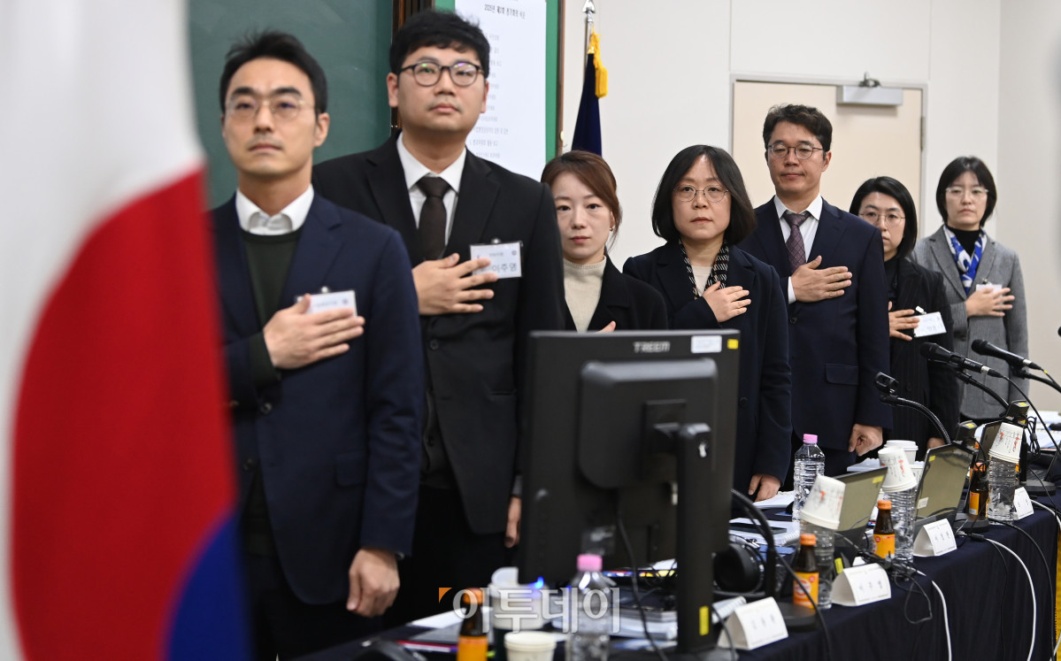 ▲김예영 전국법관대표회의 의장 등 법관 대표들이 8일 경기 고양시 사법연수원에서 열린 2025년 하반기 전국법관대표회의에서 국민의례를 하고 있다. 조현호 기자 hyunho@