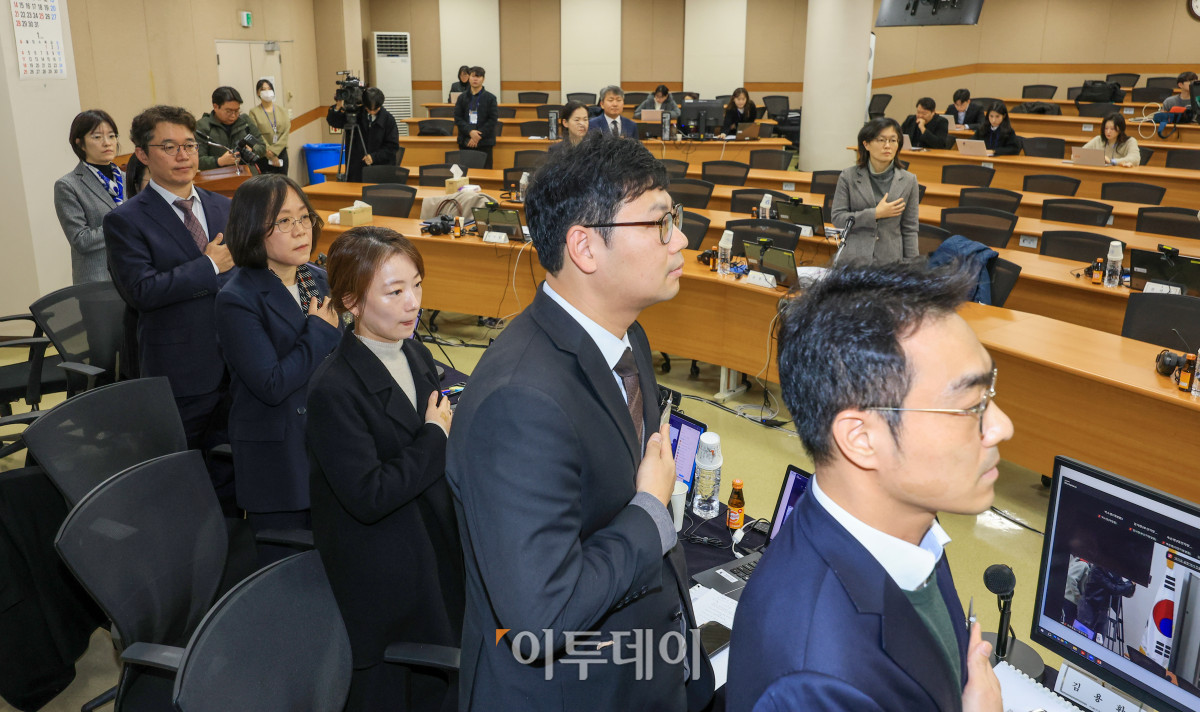 ▲김예영 전국법관대표회의 의장 등 법관 대표들이 8일 경기 고양시 사법연수원에서 열린 2025년 하반기 전국법관대표회의에서 국민의례를 하고 있다. 조현호 기자 hyunho@