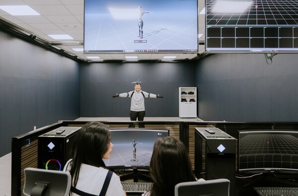 ▲단국대 학생들이 바이오헬스플래닛에서 AI·로봇·IoT 기술을 활용한 체험을 진행하고 있다. (단국대)