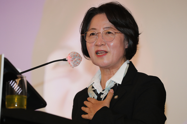 ▲추미애 국회 법사위원장이 13일 오후 제주시 연동 썬호텔에서 열린 제15회 제주4·3평화포럼 개회식에서 기조연설을 하고 있다. (연합뉴스)