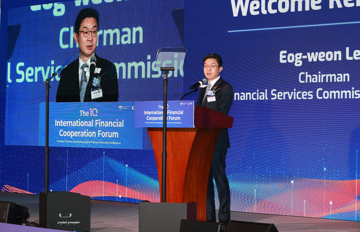 ▲이억원 금융위원장이 8일 오전 부산 해운대구 웨스틴조선 부산에서 열린 '제9차 한·일 금융감독 정례회의'에 참석해 인사말을 전하고 있다. (사진제공=금융위원회)