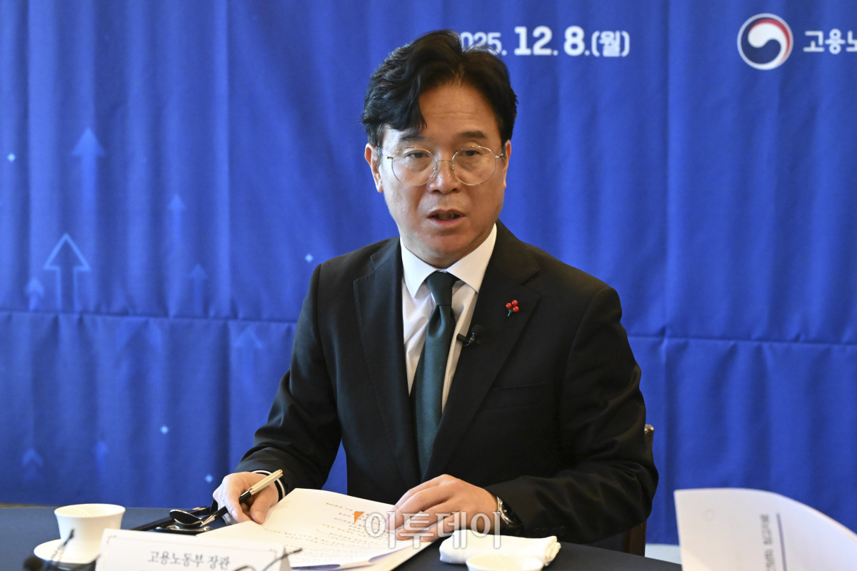 ▲김영훈 고용노동부 장관이 8일 서울 중구 한국프레스센터에서 열린 노동안전 노사정 대표자 간담회에서 인사말을 하고 있다. 조현호 기자 hyunho@