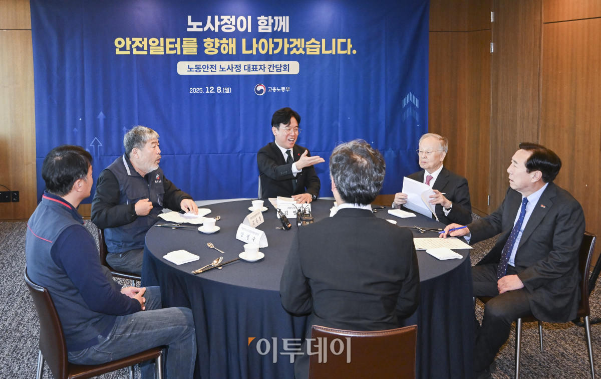 ▲김영훈 고용노동부 장관이 8일 서울 중구 한국프레스센터에서 열린 노동안전 노사정 대표자 간담회를 하고 있다. 조현호 기자 hyunho@