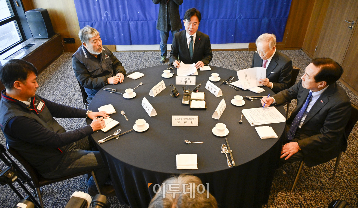 ▲김영훈 고용노동부 장관이 8일 서울 중구 한국프레스센터에서 열린 노동안전 노사정 대표자 간담회에서 인사말을 하고 있다. 조현호 기자 hyunho@