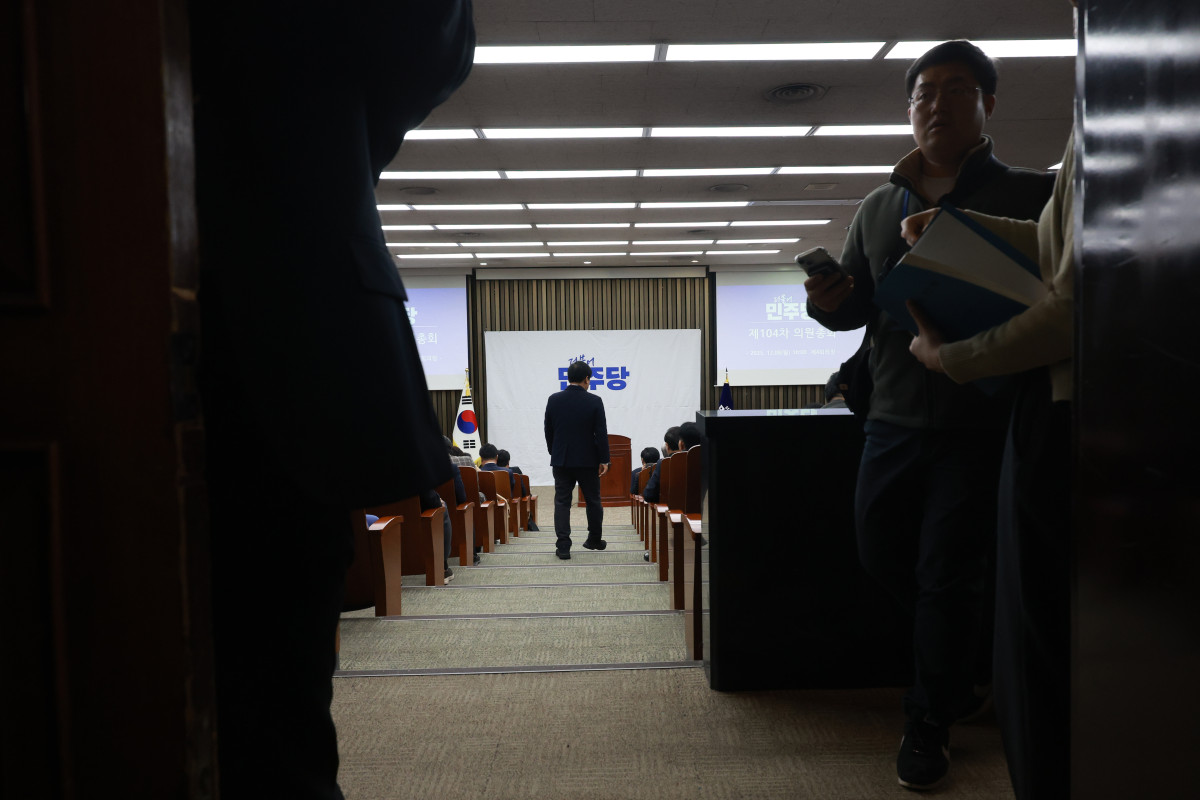 ▲더불어민주당 의원들이 8일 서울 여의도 국회에서 열린 의원총회에 참석하고 있다. 2025.12.08. (뉴시스)