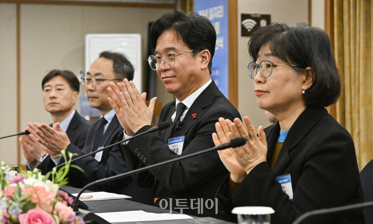 ▲김영훈 고용노동부 장관이 8일 서울 중구 한국프레스센터에서 열린 청년 일자리 첫걸음 실천 선포식에서 박수를 치고 있다. 조현호 기자 hyunho@