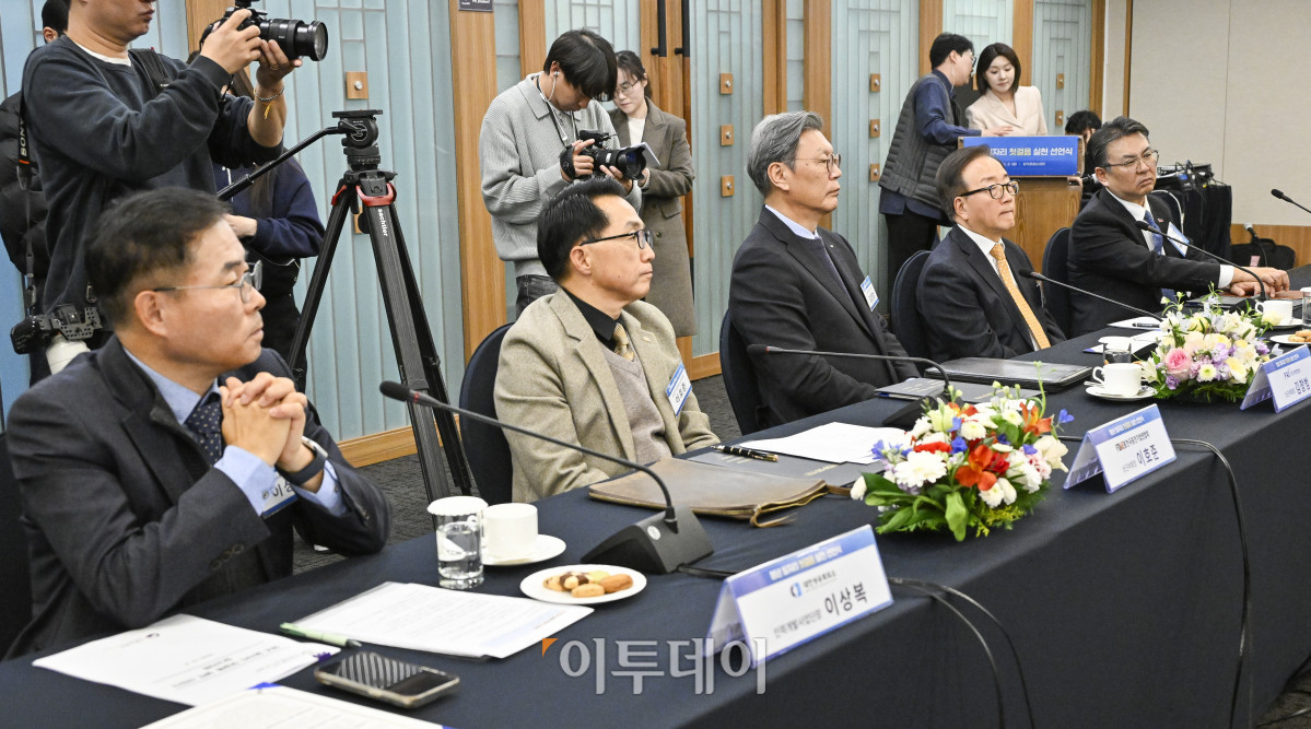 ▲8일 서울 중구 한국프레스센터에서 열린 청년 일자리 첫걸음 실천 선포식에서 김창범 한국경제인협회 상근부회장을 비롯한 경제단체장들이 김영훈 고용노동부 장관의 인사말을 듣고 있다. 왼쪽부터 이상복 대한상공회의소 인력개발사업단장, 이호준 한국중견기업연합회 상근부회장, 김 부회장, 이동근 한국경영자총협회 상근부회장, 오기웅 중소기업중앙회 상근부회장. 조현호 기자 hyunho@