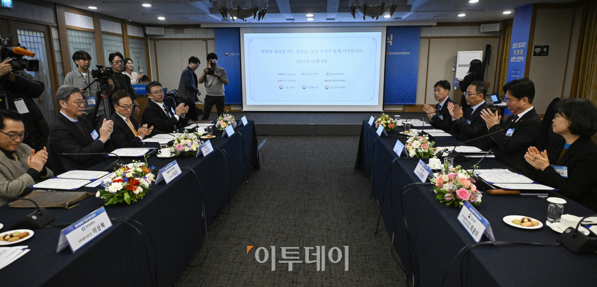 ▲김영훈 고용노동부 장관을 비롯한 참석자들이 8일 서울 중구 한국프레스센터에서 열린 청년 일자리 첫걸음 실천 선포식에서 청년 일자리 첫걸음 실천 선언문 낭독 후 박수를 치고 있다. 조현호 기자 hyunho@