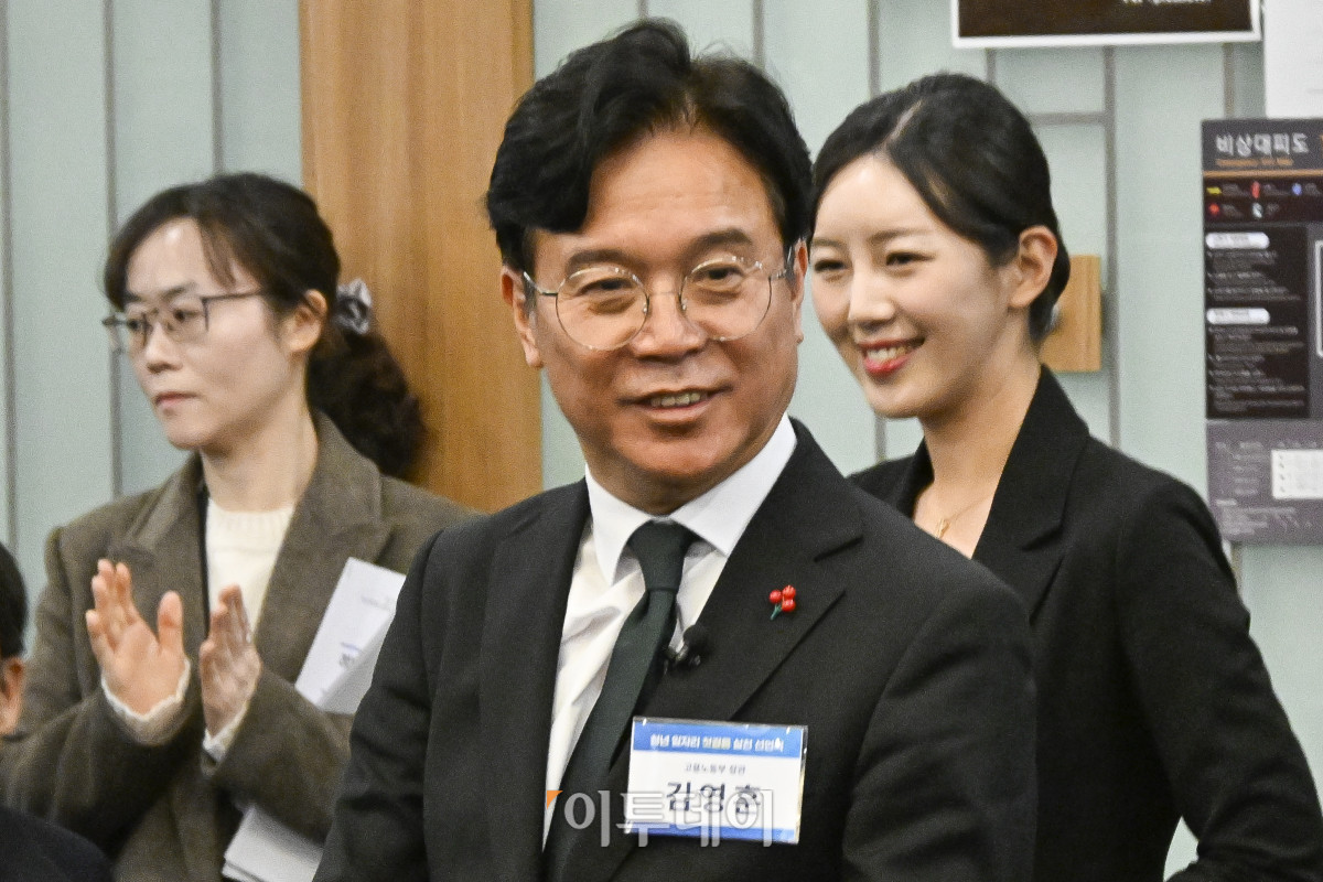 ▲김영훈 고용노동부 장관이 8일 서울 중구 한국프레스센터에서 열린 청년 일자리 첫걸음 실천 선포식에 참석하고 있다. 조현호 기자 hyunho@