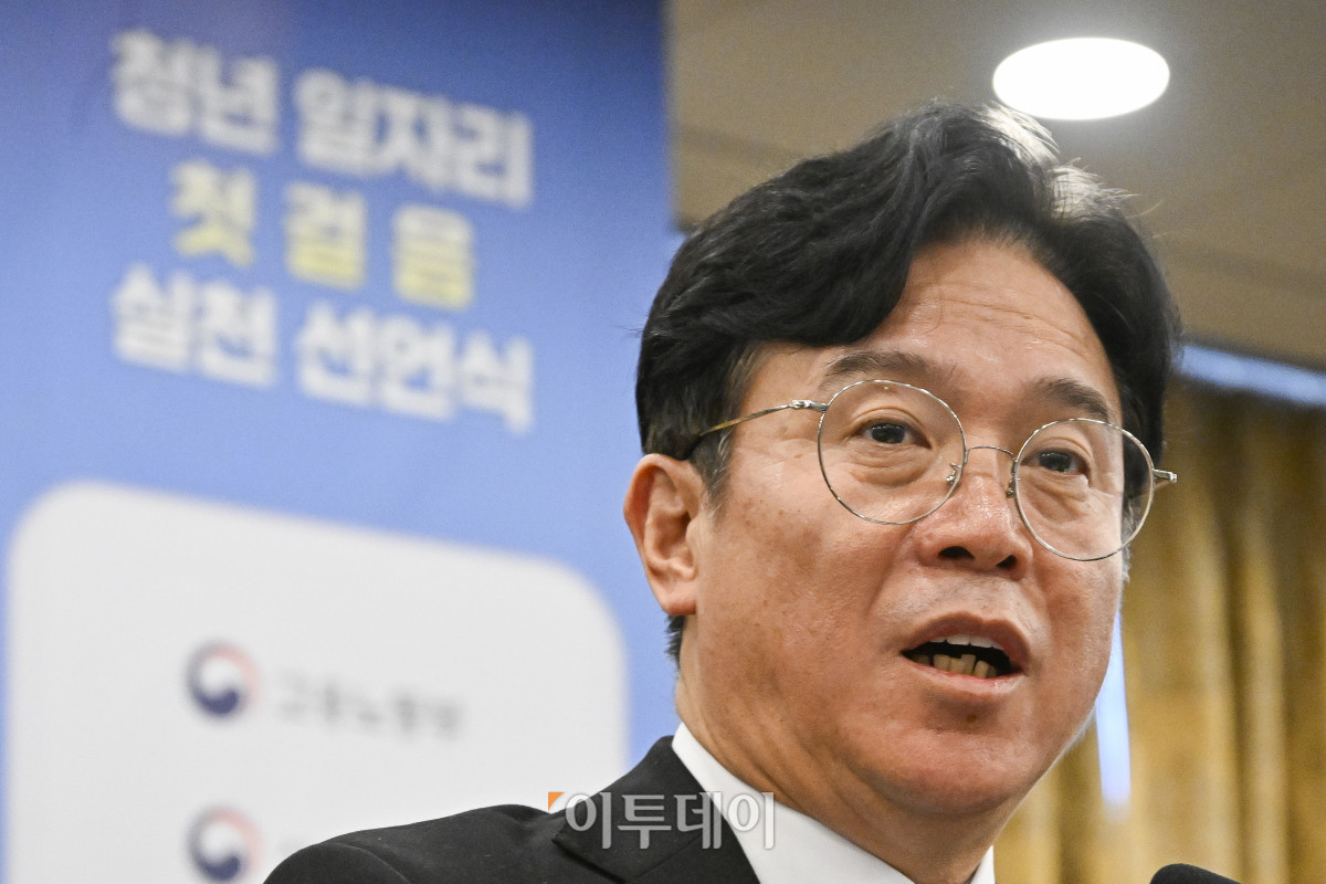 ▲김영훈 고용노동부 장관이 8일 서울 중구 한국프레스센터에서 열린 청년 일자리 첫걸음 실천 선포식에서 인사말을 하고 있다. 조현호 기자 hyunho@