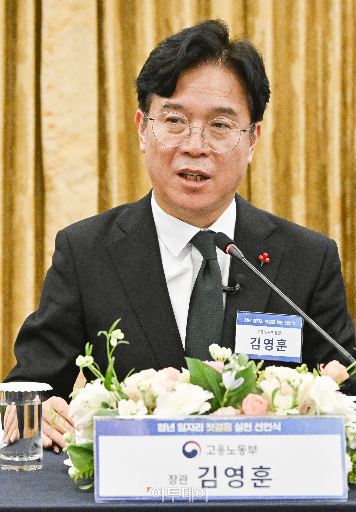 ▲김영훈 고용노동부 장관이 8일 서울 중구 한국프레스센터에서 열린 청년 일자리 첫걸음 실천 선포식에서 인사말을 하고 있다. 조현호 기자 hyunho@