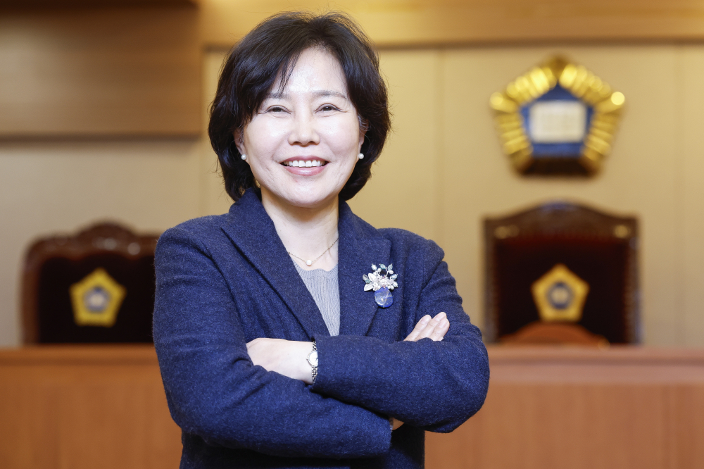 ▲김은경 한국외국어대학교 법학전문대학원 교수가 24일 서울 동대문구 한국외국대학교 법학전문대학원에서 이투데이와 인터뷰에 앞서 포즈를 취하고 있다. (조현호 기자 hyunho@)