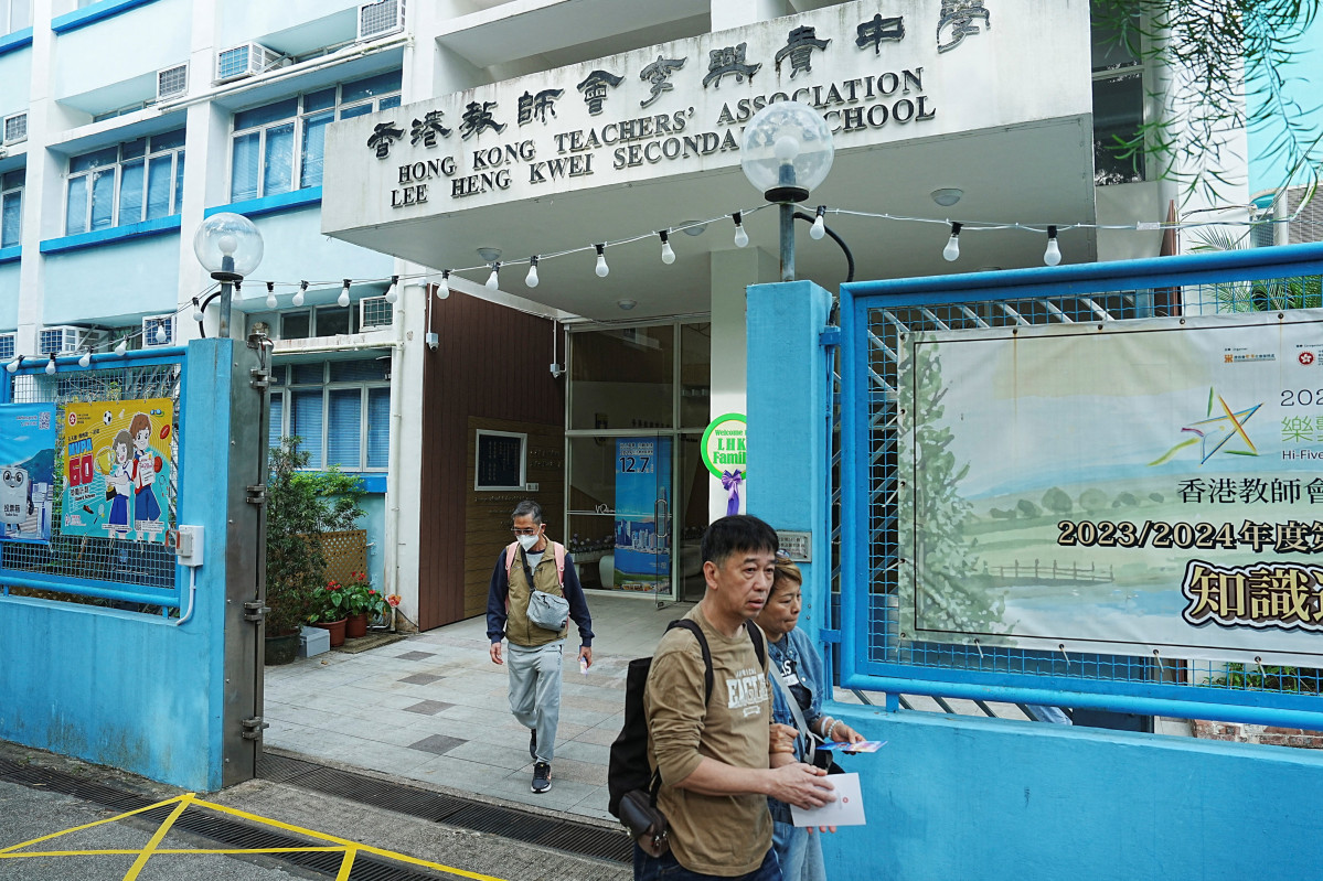 ▲7일(현지시간) 홍콩 타이포 지역에서 입법회 선거를 마친 유권자들이 투표소를 나서고 있다. (홍콩/로이터연합뉴스)