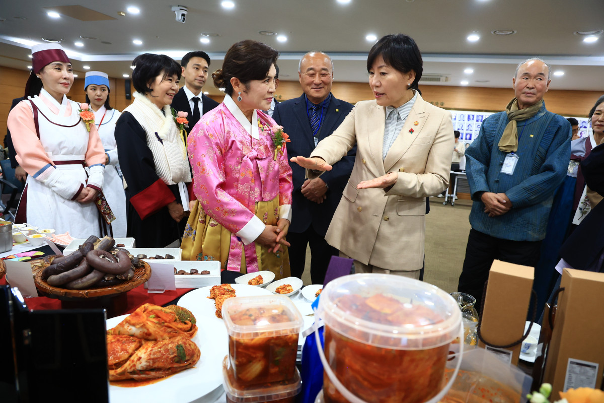▲송미령 농림축산식품부 장관이 8일 농식품부에서 '2025 대한민국식품명인 지정서 수여식'을 열고 명인들의 전통식품에 대해 설명을 듣고 있다. (사진제공=농림축산식품부)