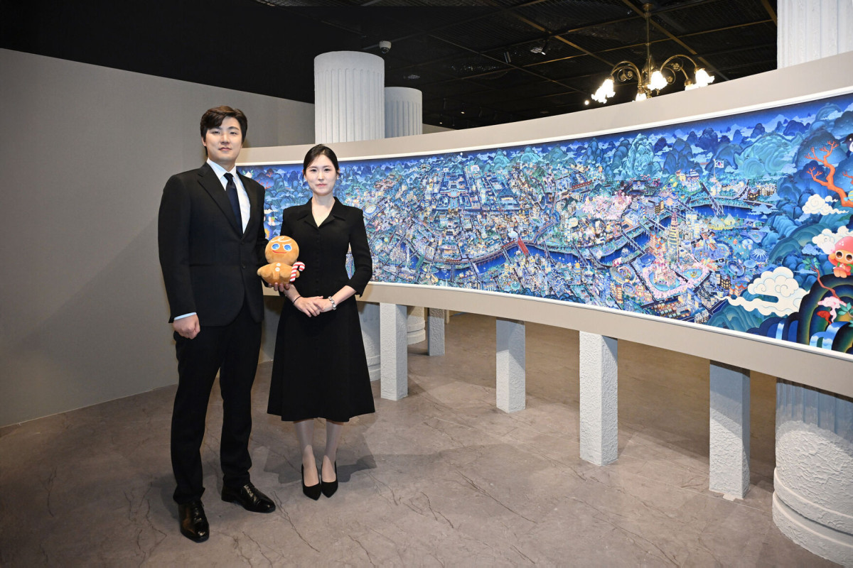 ▲(사진 왼쪽)데브시스터즈 조길현 대표와 이은지 CIPO가 '쿠키런 상상화 3: 꺼지지 않을 희망의 빛/ 작품 앞에서 기념 촬영을 하고 있다. (사진제공=데브시스터즈)