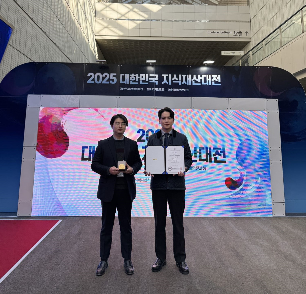 ▲한국동서발전은 5일 '2025 서울국제발명전시회'에서 발전업계 최초로 개발한 ‘이동식 거품제거 로봇 및 친환경 거품제거 시스템’으로 금상을 수상했다. (사진제공=한국동서발전)