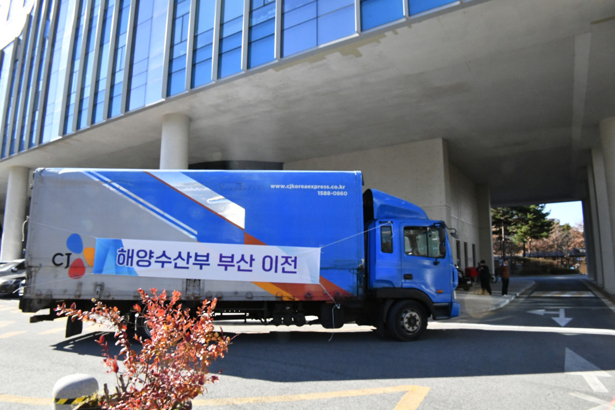 ▲해양수산부 부산 이전이 8일 시작됐다. 첫 이사차량이 정부세종청사를 출발하고 있다. (사진제공=해양수산부)