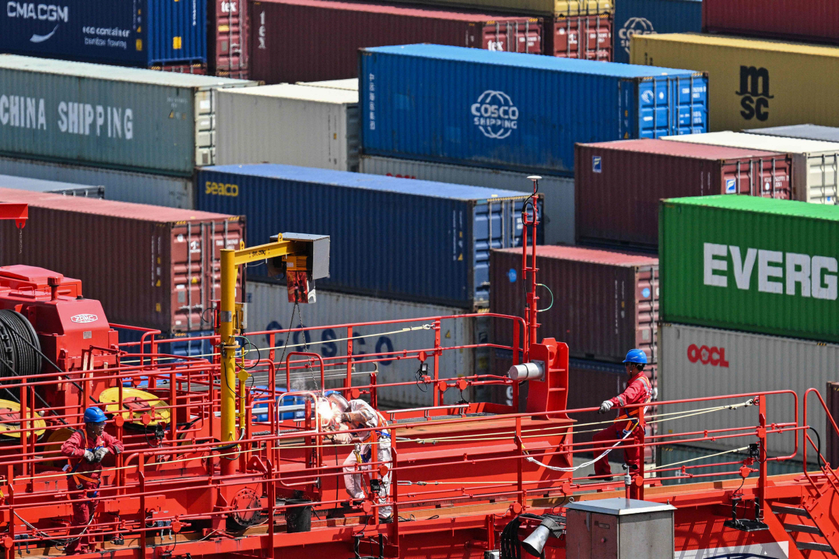 ▲중국 동부 저장성 상하이 인근 양산 심수항에서 노동자들이 컨테이너 크레인에서 작업하고 있다. 상하이/AFP연합뉴스