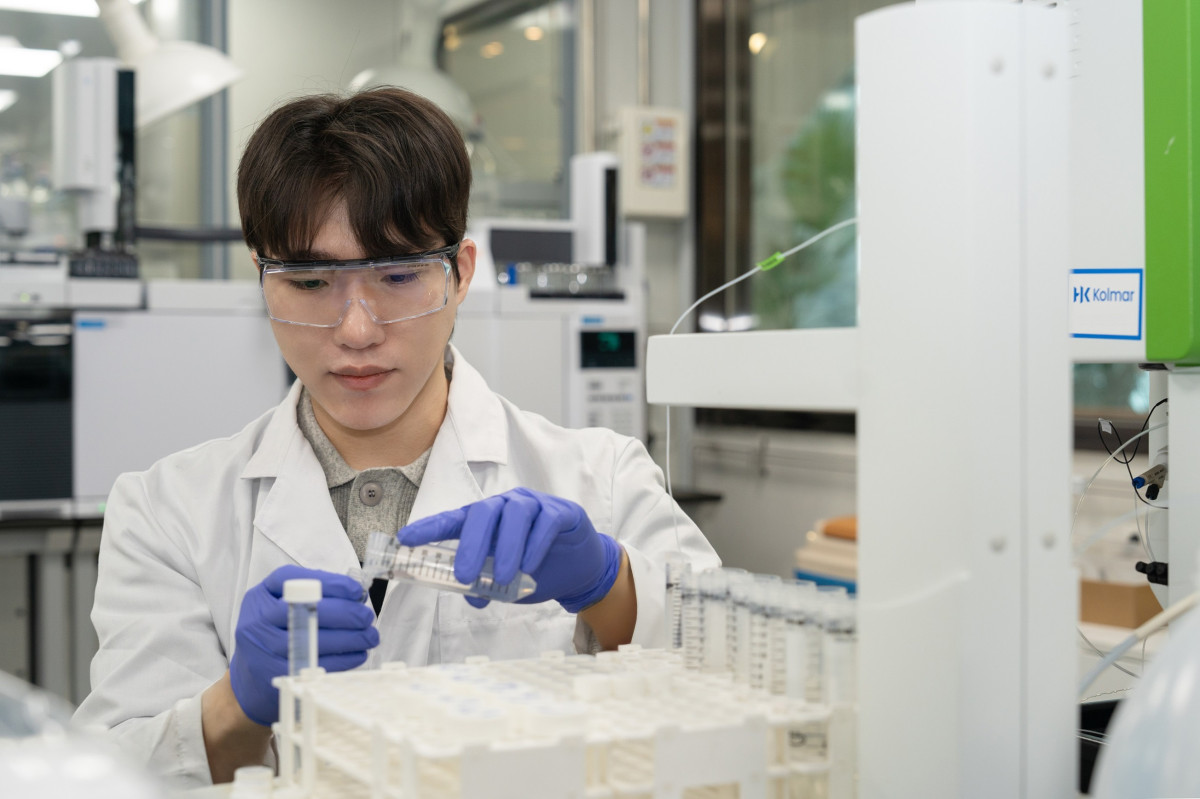 ▲한국콜마 연구원이 제형 분석 장비를 사용하고 있다. (사진제공=한국콜마)