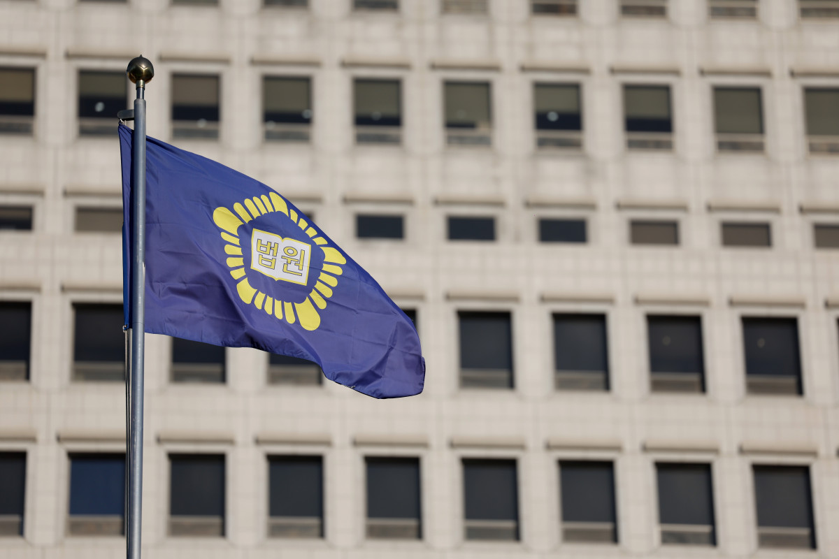 ▲전국 법관 대표들이 8일 정기회의를 개최하고 내란전담재판부 설치 및 법왜곡죄 도입 등 사법개혁안을 검토한다. 전국법관대표회의는 사법제도 개선에 관한 재판제도 및 법관의 인사 및 평가제도 변경을 안건으로 상정했다. 사진은 8일 서울 서초구 대법원 (뉴시스)