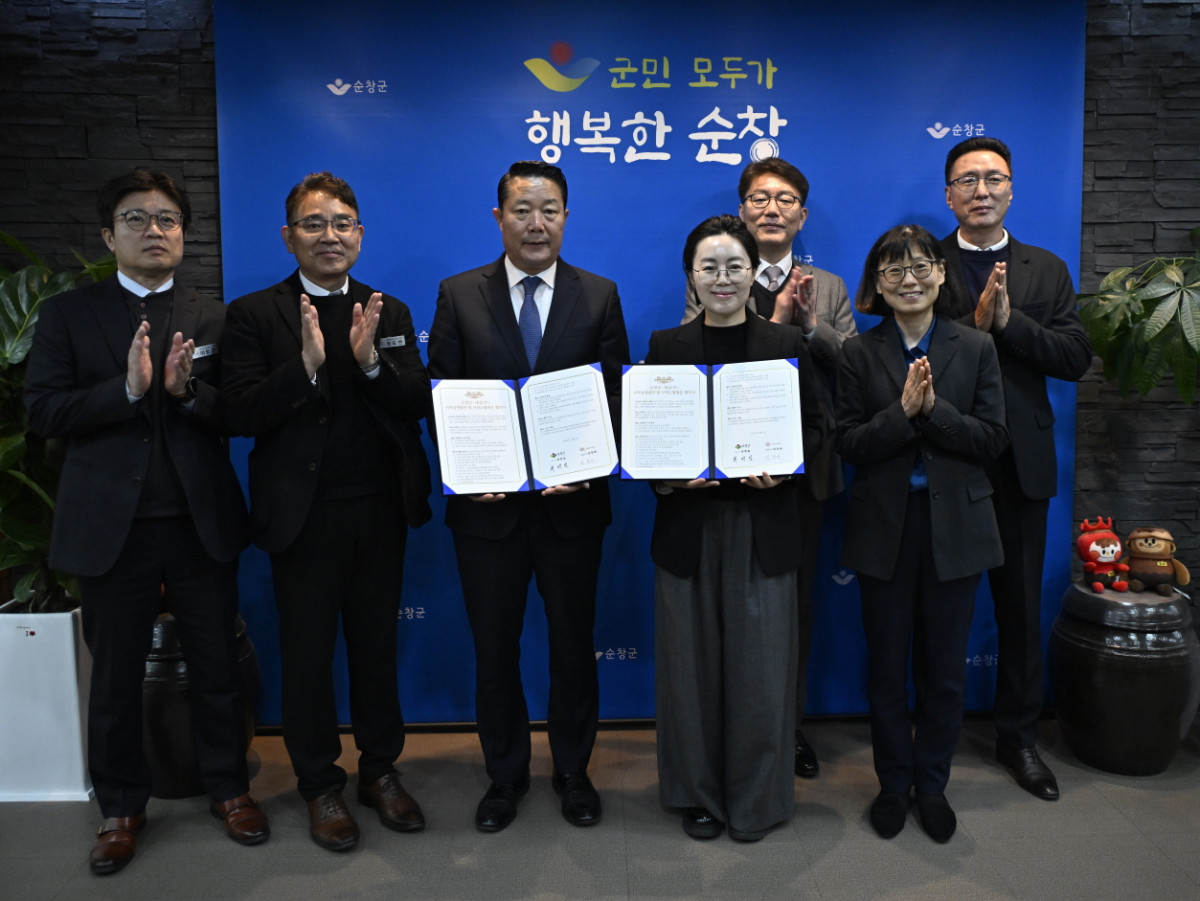 ▲5일 순창군청에서 열린 '지역상생발전 및 지역소멸 대응을 위한 업무협약식'에서 최영일(왼쪽 세번째) 순창군수와 김경숙(왼쪽 네번째) 대상 ESG경영실장 등 관계자들이 기념사진을 찍고 있다. (사진제공=대상)