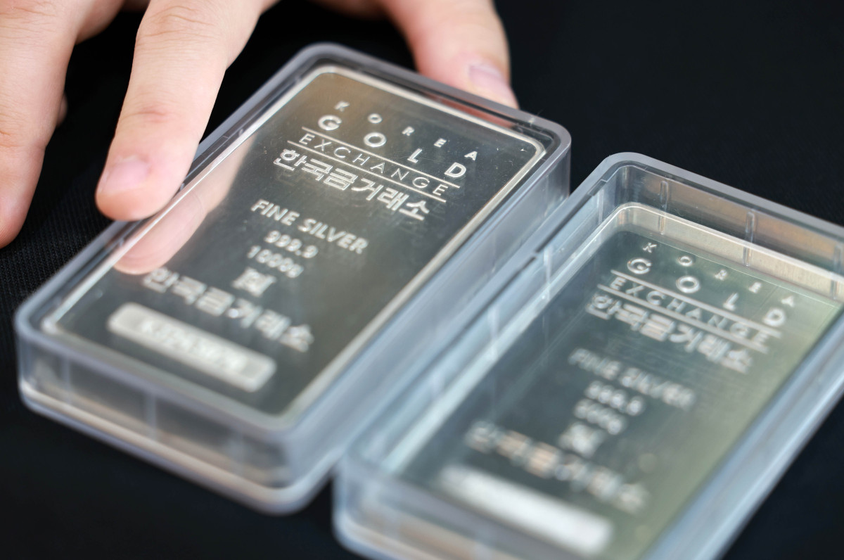 ▲서울 종로구 한국금거래소에서 관계자가 실버바를 살펴보고 있다. (뉴시스)