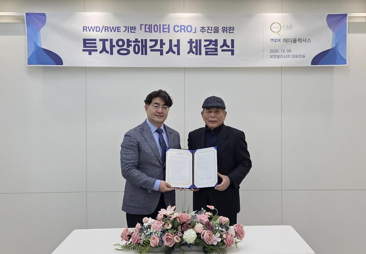 ▲윤문태(오른쪽) 씨엔알리서치 대표가 메디플렉서스 협약 후 기념촬영을 하고 있다. (사진제공=씨엔알리서치)