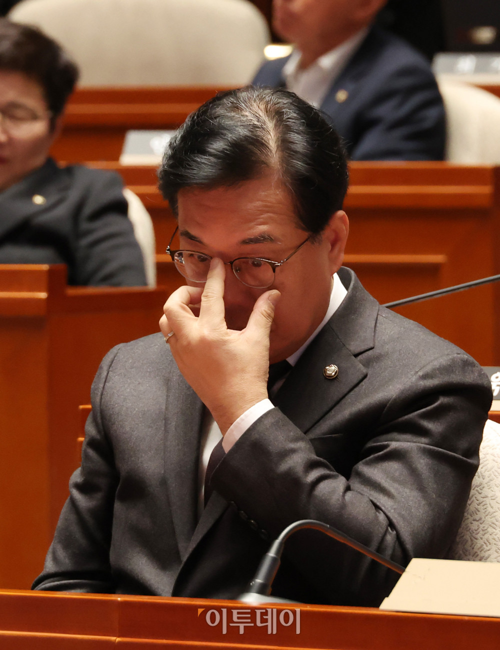 ▲송언석 국민의힘 원내대표가 8일 서울 여의도 국회에서 열린 의원총회 '이재명 정부· 더불어민주당 입법폭주 국민고발회'에서 박수민 의원의 '국회법 개정안 설명, 마지막 필리버스터' 발표를 듣고 있다. 고이란 기자 photoeran@