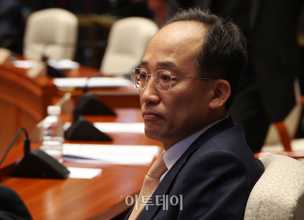 ▲추경호 국민의힘 의원이 8일 서울 여의도 국회에서 열린 의원총회 '이재명 정부· 더불어민주당 입법폭주 국민고발회'에서 박수민 의원의 '국회법 개정안 설명, 마지막 필리버스터' 발표를 듣고 있다. 고이란 기자 photoeran@