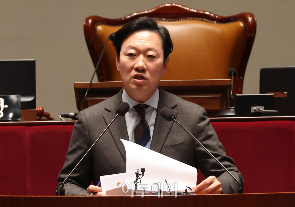 ▲박수민 국민의힘 의원이 8일 서울 여의도 국회에서 열린 의원총회 '이재명 정부· 더불어민주당 입법폭주 국민고발회'에서 '국회법 개정안 설명, 마지막 필리버스터' 발표를 하고 있다. 고이란 기자 photoeran@