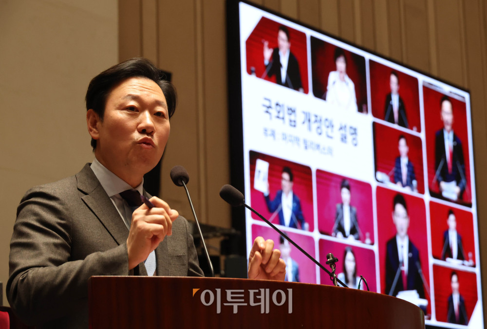 ▲박수민 국민의힘 의원이 8일 서울 여의도 국회에서 열린 의원총회 '이재명 정부· 더불어민주당 입법폭주 국민고발회'에서 '국회법 개정안 설명, 마지막 필리버스터' 발표를 하고 있다. 고이란 기자 photoeran@