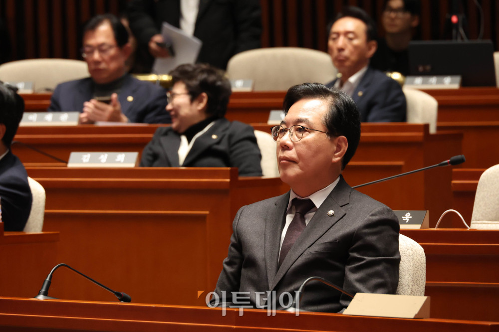 ▲송언석 국민의힘 원내대표가 8일 서울 여의도 국회에서 열린 의원총회 '이재명 정부· 더불어민주당 입법폭주 국민고발회'에서 박수민 의원의 '국회법 개정안 설명, 마지막 필리버스터' 발표를 듣고 있다. 고이란 기자 photoeran@