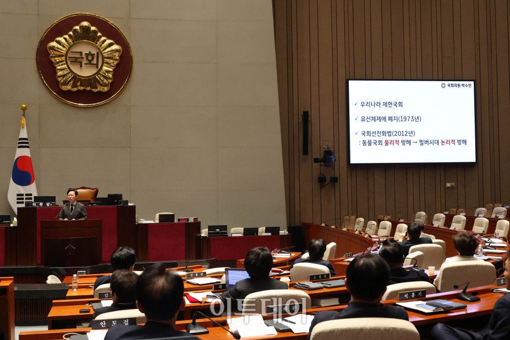 ▲박수민 국민의힘 의원이 8일 서울 여의도 국회에서 열린 의원총회 '이재명 정부· 더불어민주당 입법폭주 국민고발회'에서 '국회법 개정안 설명, 마지막 필리버스터' 발표를 하고 있다. 고이란 기자 photoeran@