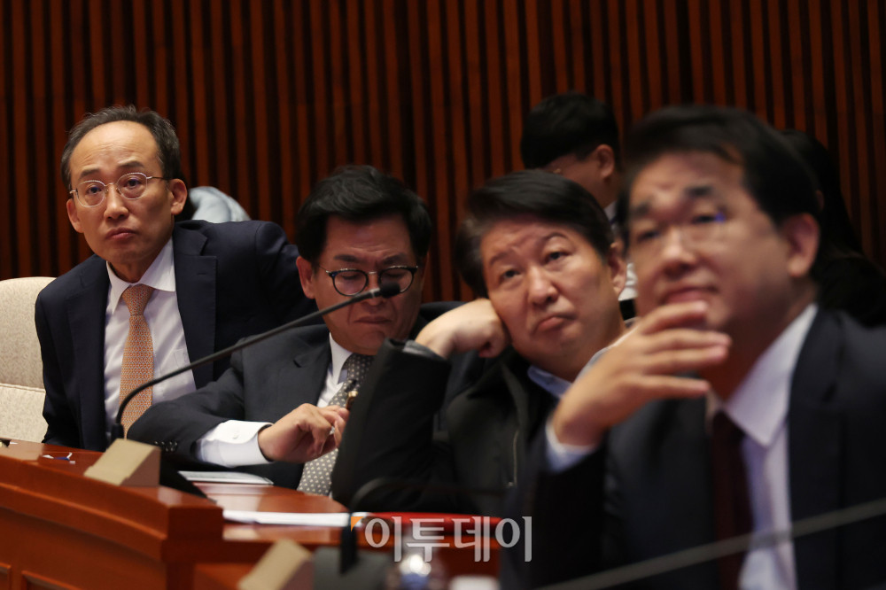 ▲추경호 국민의힘 의원이 8일 서울 여의도 국회에서 열린 의원총회 '이재명 정부· 더불어민주당 입법폭주 국민고발회'에서 박수민 의원의 '국회법 개정안 설명, 마지막 필리버스터' 발표를 듣고 있다. 고이란 기자 photoeran@