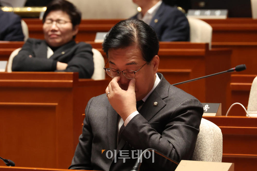 ▲송언석 국민의힘 원내대표가 8일 서울 여의도 국회에서 열린 의원총회 '이재명 정부· 더불어민주당 입법폭주 국민고발회'에서 박수민 의원의 '국회법 개정안 설명, 마지막 필리버스터' 발표를 듣고 있다. 고이란 기자 photoeran@