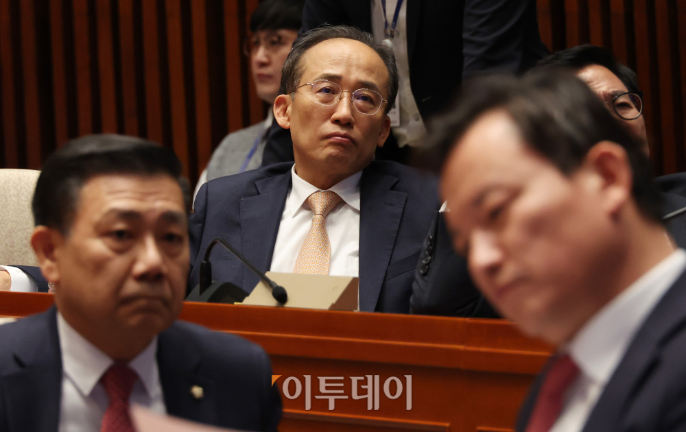 ▲추경호 국민의힘 의원이 8일 서울 여의도 국회에서 열린 의원총회 '이재명 정부· 더불어민주당 입법폭주 국민고발회'에서 박수민 의원의 '국회법 개정안 설명, 마지막 필리버스터' 발표를 듣고 있다. 고이란 기자 photoeran@