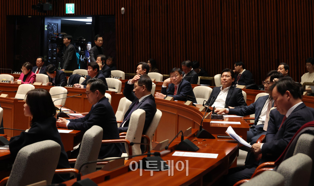 ▲국민의힘 의원들이 8일 서울 여의도 국회에서 열린 의원총회 '이재명 정부· 더불어민주당 입법폭주 국민고발회'에서 박수민 의원의 '국회법 개정안 설명, 마지막 필리버스터' 발표를 듣고 있다. 고이란 기자 photoeran@