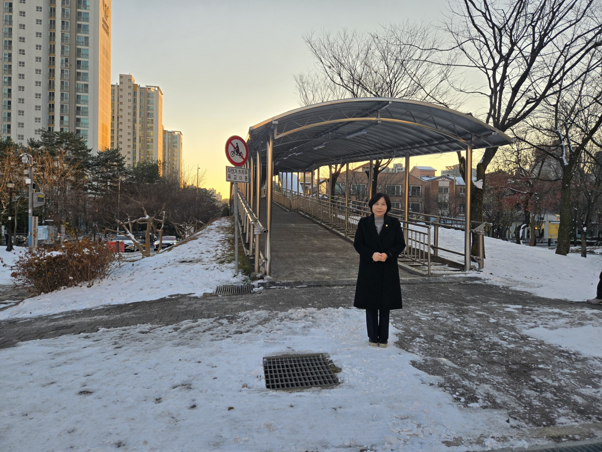 ▲신현녀 용인특례시의원이 폭설 이후 동백지역 보도육교 현장에서 캐노피 마감 상태와 보행 안전 조치를 점검하고 있다. (용인특례시의회)